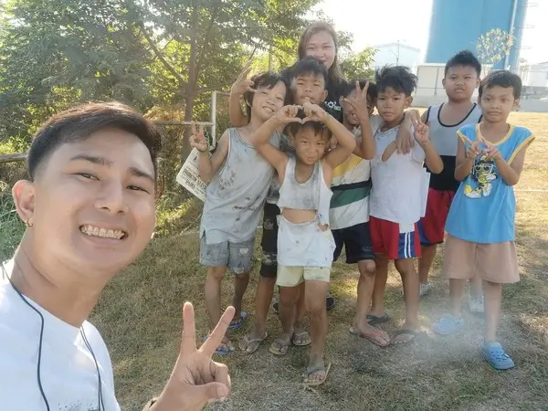 Jeremiah Palma taking selfie with kids